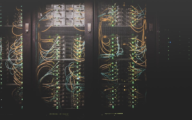 Sala de servidores con iluminación azul en un centro de datos